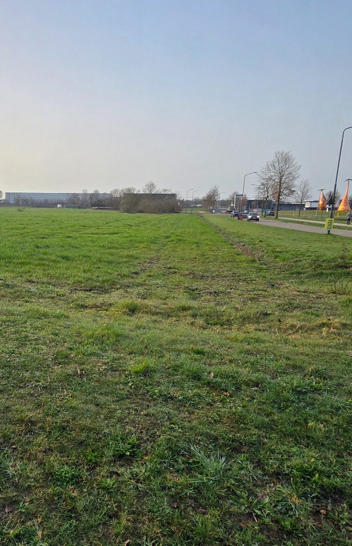 Twee mannen staan bij een kraam met kleurrijke decorations.